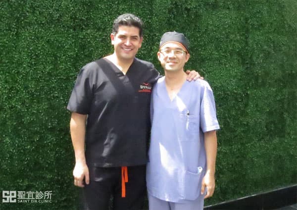 胡岱霖醫師與VASER威塑抽脂創始者Dr. Alfredo Hoyos合影(胡醫師為台灣第一批前往哥倫比亞研習VASER威塑抽脂之整形外科醫師)